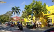 Personil Sat Lantas Gorontalo Kota Bantu Siswa Menyeberang Jalan